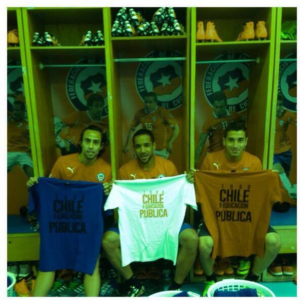 Jugadores de la Roja lucen la camiseta de los estudiantes en camarines en Brasil