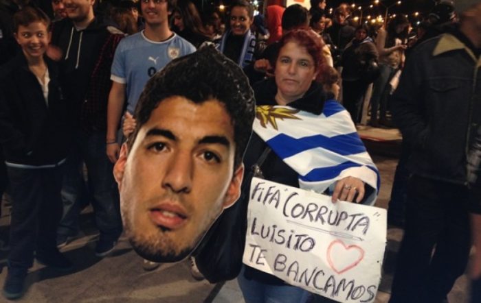 Suárez llega como héroe a Uruguay y Mujica lo espera en el aeropuerto