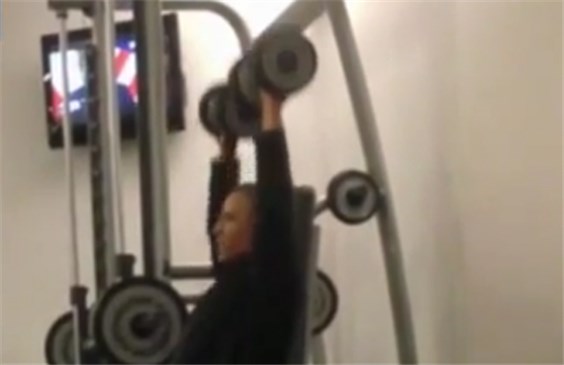 Filtran video de Barack Obama haciendo ejercicio en un gimnasio en Varsovia