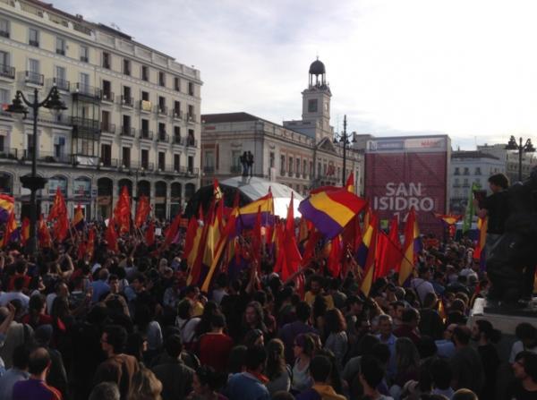 Miles de madrileños abarrotan la Puerta del Sol al grito de «España mañana será republicana»