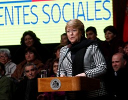 Bachelet anuncia restitución de atención de salud gratuita a dirigentes sociales