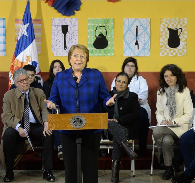 Bachelet anuncia «agenda corta» para fortalecer la educación pública  y pone el foco en profesores