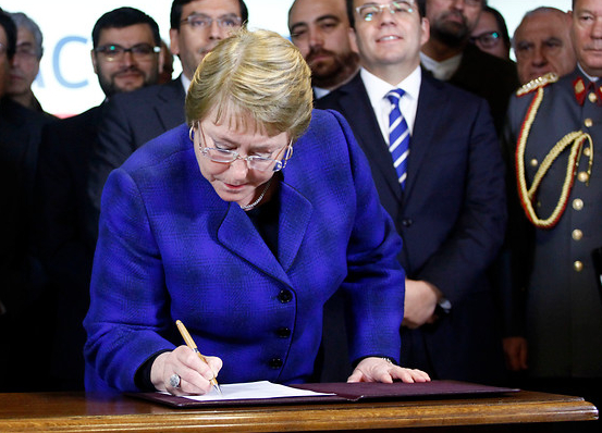 Bachelet firma proyecto de ley que fortalece el Sernac y asociaciones de consumidores