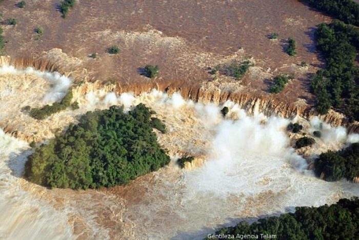 Fuerte crecida de río provoca caudal histórico en Cataratas de Iguazú