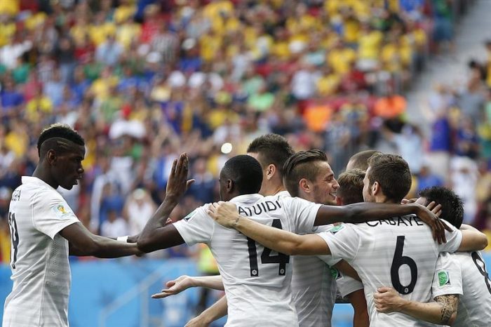 Francia sufre con Nigeria pero avanza a los cuartos de final