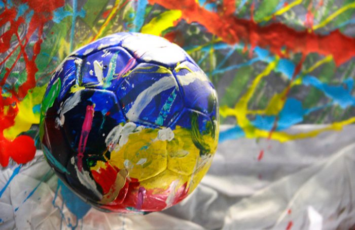 El fútbol, una pasión que sale de la cancha y se toma los centros culturales