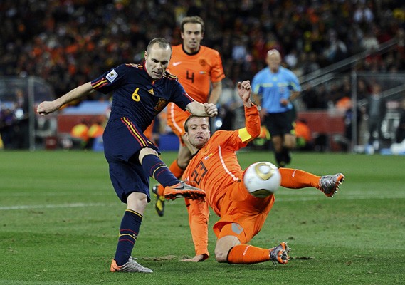 Holanda apabulló a España en el debut del Grupo B en Mundial 2014