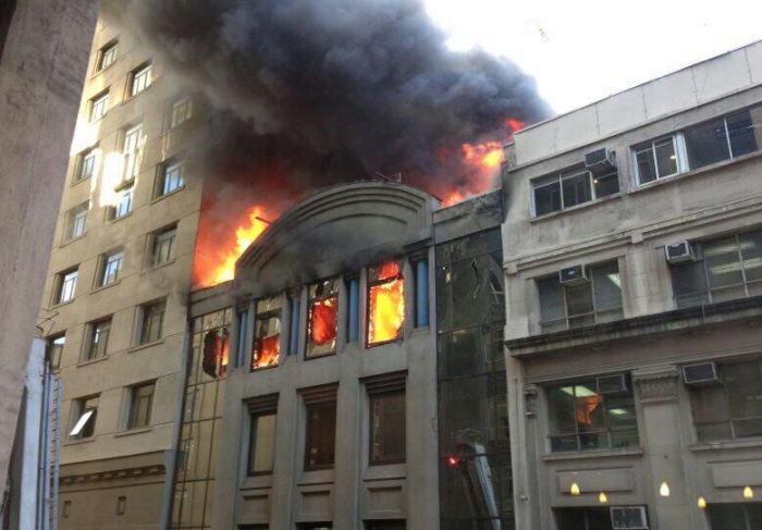 Incendio afecta a edificio ubicado a un costado de la Cancillería