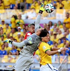 Julio César fue elegido por la FIFA como el mejor del partido Brasil-Chile