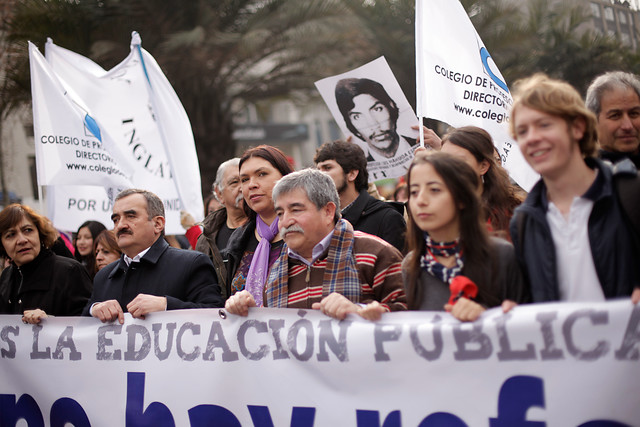 Profesores marchan por la desmunicipalización con ayuda de los estudiantes universitarios