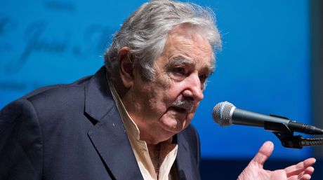 Mujica saca el hincha charrúa y defiende a Suárez: «No vi que haya mordido a nadie»