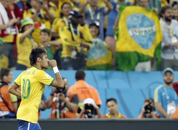 Neymar y un penal inexistente alivian el estreno de Brasil en el Mundial