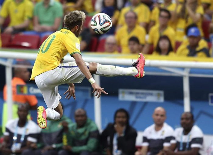 Brasil golea a Camerún y será rival de Chile en octavos de final