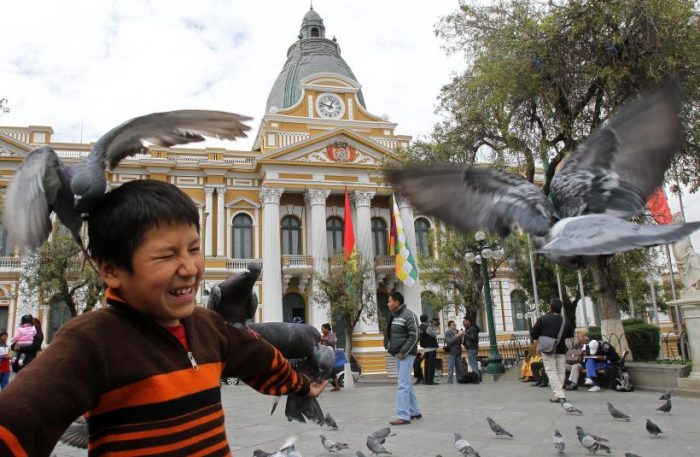 Los relojes marcan al revés en Bolivia