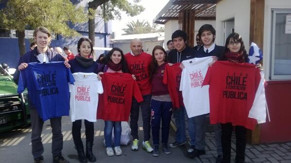 Estudiantes despiden a la selección con poleras «Todo Chile por la Educación Pública»