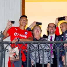 Hinchas reciben al plantel de la ‘Roja’ como héroes y se reúnen con Bachelet en La Moneda