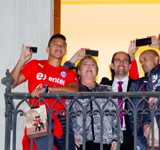 Hinchas reciben al plantel de la «Roja» como héroes y se reúnen con Bachelet en La Moneda