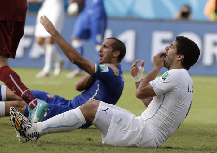 Suárez le hinca los dientes al italiano Chiellini y amplía su prontuario de mordiscos a rivales