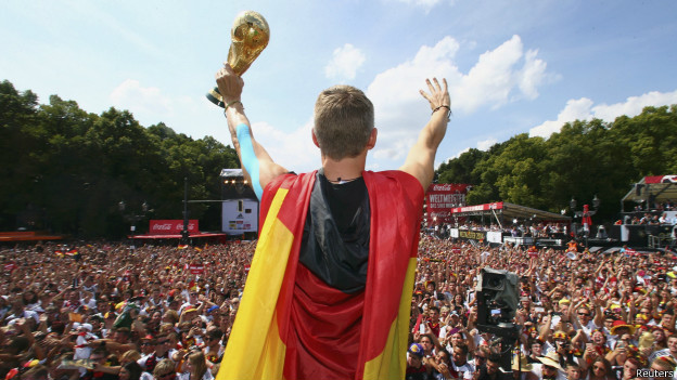 Alemanes dañaron la Copa del Mundo durante la celebración en Berlín