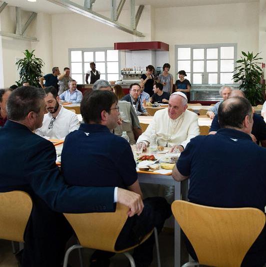 Papa Francisco almuerza con trabajadores del Vaticano