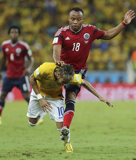 «No quise hacerle mal», dice el colombiano Camilo Zúñiga tras lesionar a Neymar
