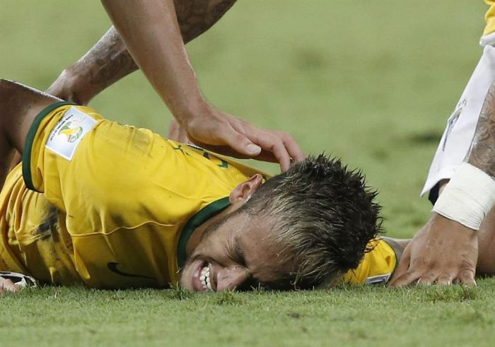 Brasileños viven pesadilla: lesión en la columna deja a Neymar fuera del Mundial