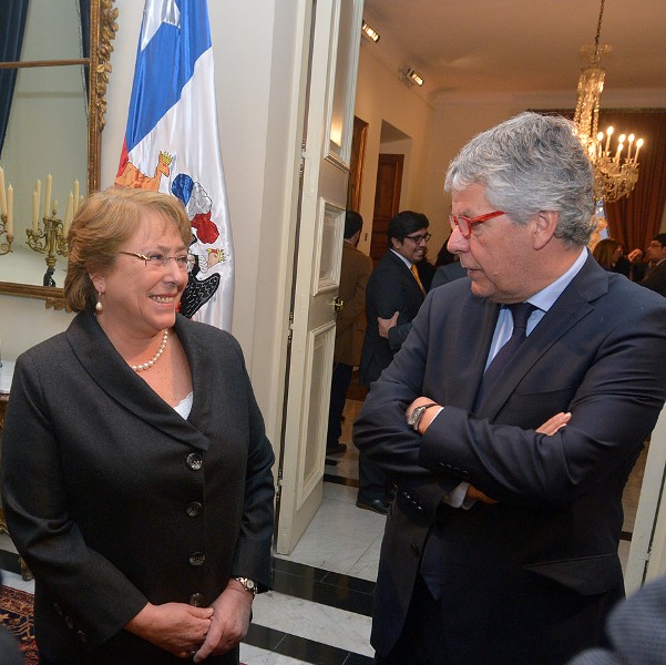 Bachelet firma proyecto que permite participación de estudiantes en gobierno de universidades