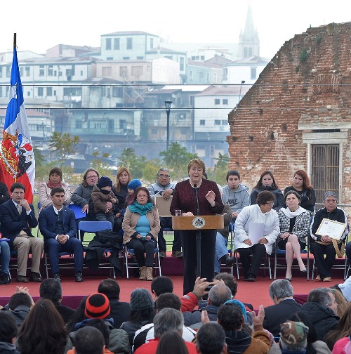 Bachelet entrega subsidios a familias afectadas por incendio en Valparaíso