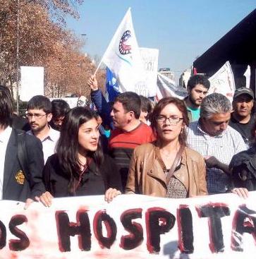 Cariola y Vallejo piden a Bachelet «voluntad política» para frenar la concesión de hospitales y marchan con trabajadores