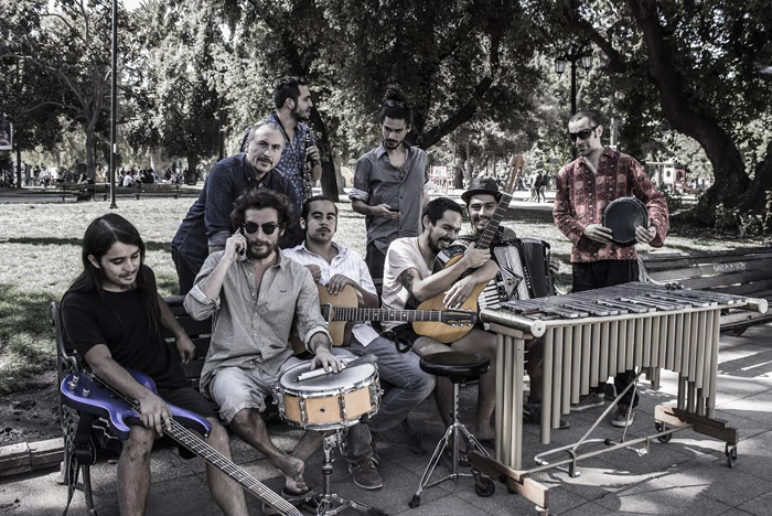 La banda que ensaya jazz en la plaza Brasil y reivindica su hermandad con la calle