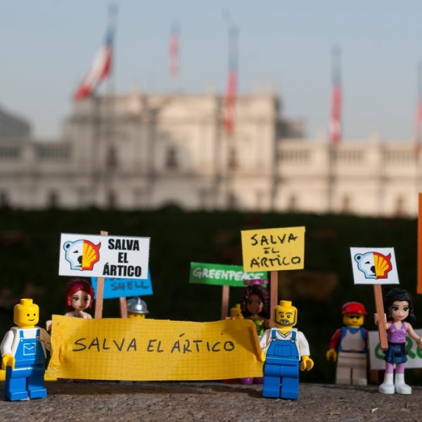 Greenpeace protesta con figuritas de Lego en La Moneda para romper alianza con Shell