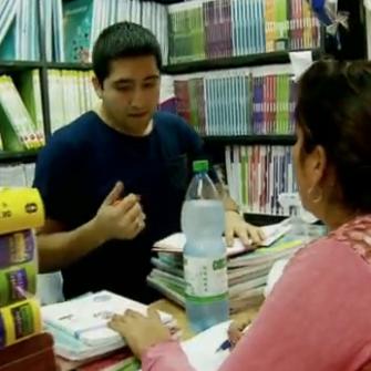 Reportaje de TVN revela qué hay detrás del lucrativo negocio de los textos escolares