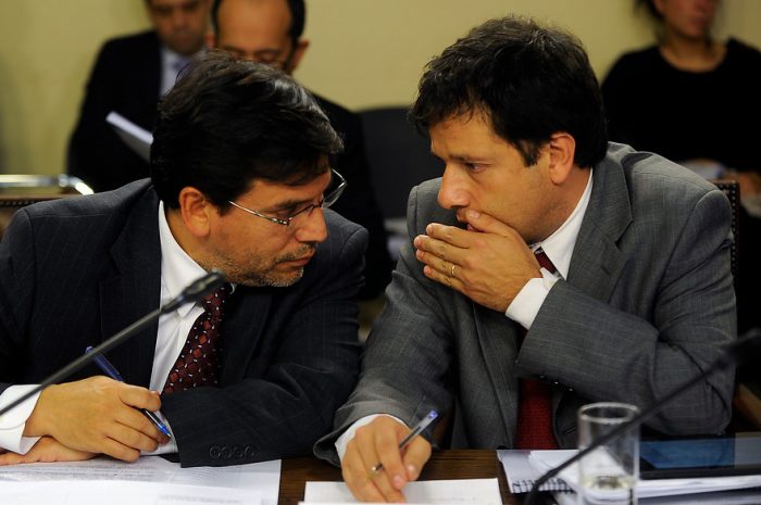 Economista PC pide salida de Arenas y Micco tras acuerdo por reforma tributaria en el Senado