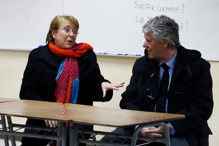 Bachelet da señal política y concurre a acto público con Eyzaguirre
