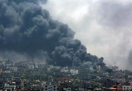 Unos cien palestinos y 13 soldados israelíes muertos en el día más cruento de la ofensiva en Gaza