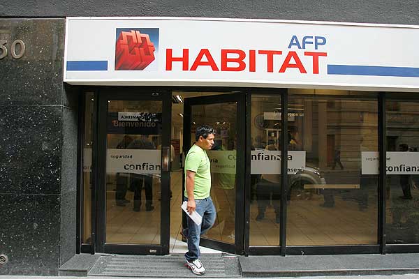 AFP Habitat envía duro oficio a SVS tras resolución sobre Enersis y advierte: «Este precedente permitiría evitar el cumplimiento de las normas»