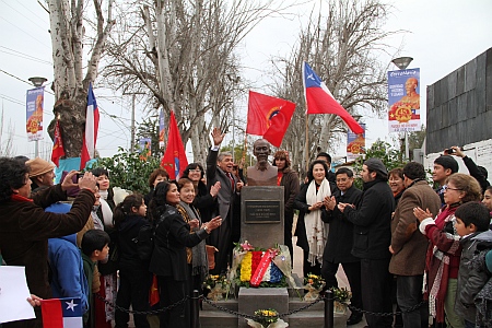 Mundo al revés: Luis Plaza (RN) inaugura parque en honor a ex líder comunista vietnamita Ho Chi Minh