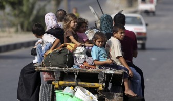 Habitantes de Gaza huyen ante bombardeos de Israel