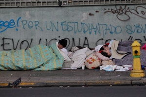 Más de 12.000 chilenos viven en la calle señala informe de gobierno