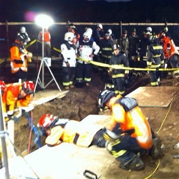 Rescatan a obrero que estuvo 20 horas atrapado en un socavón