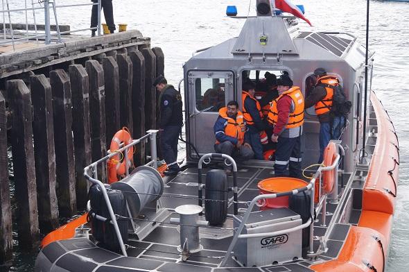 Buques de la Armada navegan en auxilio de ferry siniestrado en Magallanes