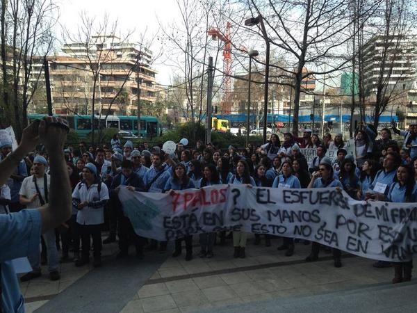 Foto: Estudiantes de Odontología de la UNAB marchan por Las Condes