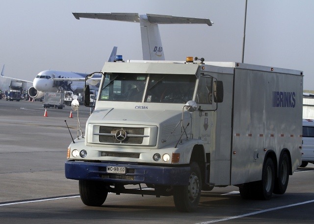 Roban cerca de $6 mil millones de un camión de valores Brinks en aeropuerto de Santiago