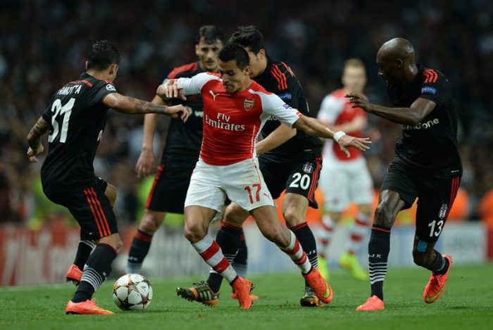 Alexis Sánchez anota gol que clasificó al Arsenal a la fase de grupos de la Champions