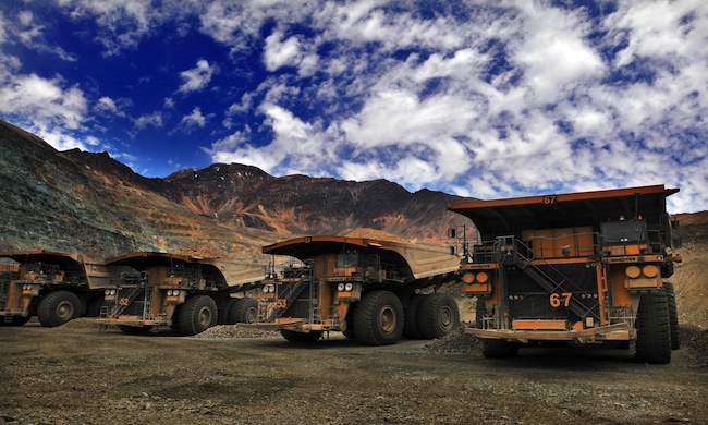 Mayores costos y bajo precio del cobre golpean resultados de Antofagasta Minerals