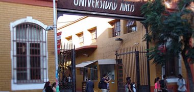 Académicos, alumnos y funcionarios de la U. Arcis piden al Mineduc que intervenga el plantel