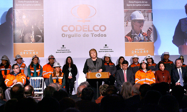 Bachelet firma proyecto que capitaliza Codelco y destaca medida para ‘revitalización’ de la economía