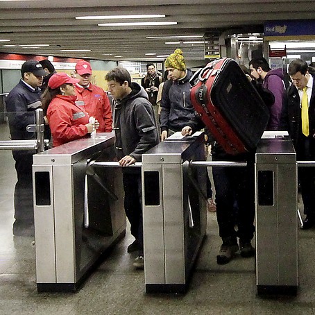 Vecinos de Pudahuel presentan recurso de protección en contra de Metro por polémica medida sobre bultos