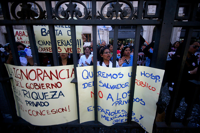 Trabajadores del Hospital Salvador mantienen paro y negociaciones con el gobierno vuelven a punto muerto