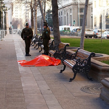 Jardinero municipal muere sentado frente a La Moneda